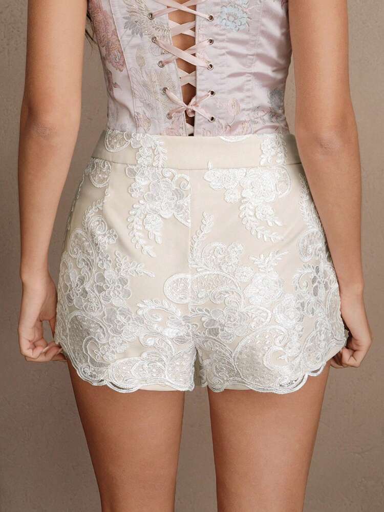 Shorts casual élégants et chics avec contraste de couleur, garnitures en dentelle ajourée. Convient pour le bureau et les affaires, printemps/été