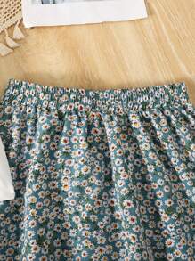 SHEIN Set de 2 piezas para adolescentes que incluye: Camiseta de manga corta y cuello redondo con corazón tejido y estampado floral, y mini falda verde con estampado floral dulce. Adecuado para vacaciones, días festivos, almuerzos, festivales de música y uso al aire libre.