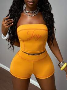 Slaydiva Conjunto de 3 piezas de top corto sin tirantes con capucha y cremallera, shorts mini ajustados en la cintura y chaqueta estilo festival bohemio en tela elástica de punto de contraste con estampado de letras en inglés, para uso casual diario, vacaciones en la playa, fiesta o calle, en colores amarillo y magenta, nuevo para primavera-verano 2025, estilo chic, sexy y dulce para mujer