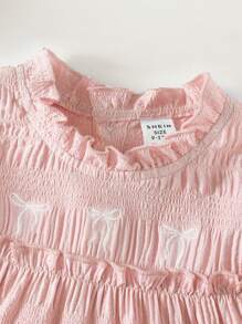 Babygirl 夏季浅蓝色甜美蝴蝶结刺绣蛋糕裙，小巧飘逸的袖子和荷叶边领口设计，优雅与可爱完美融合。胸前的蝴蝶结刺绣更添一丝俏皮。无论是阳光明媚的夏日外出，还是居家休闲，或是参加亲朋好友的聚会，这款连衣裙都是各种场合的终极之选。