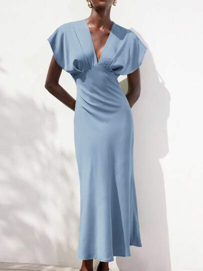 Aveloria Modichic 新款优雅法式女式简约奢华约会纯色缎面深 V 落肩袖胸前褶饰腰部修身长裙