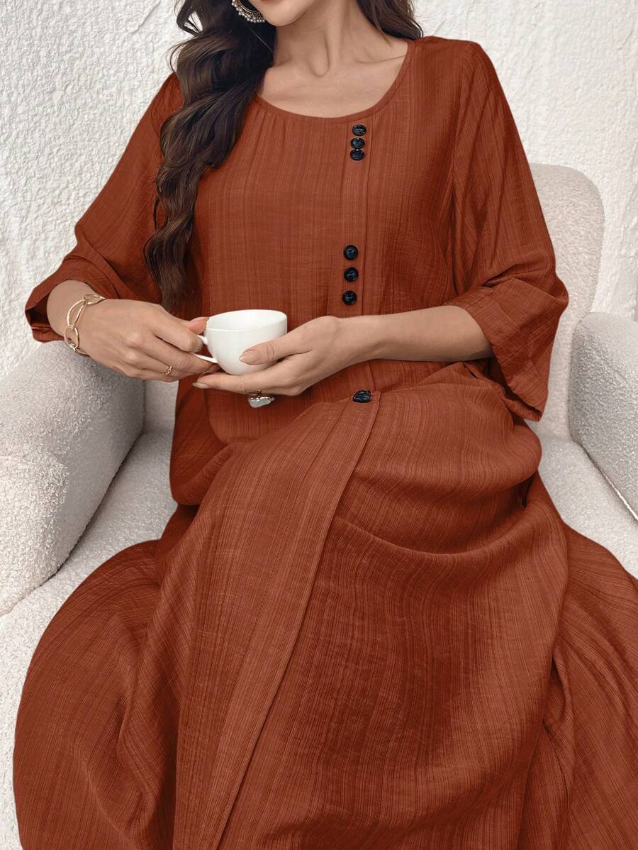 Al Najma 女式纯色圆领七分袖纽扣设计阿拉伯连衣裙 - 紅木色 - 查看 1