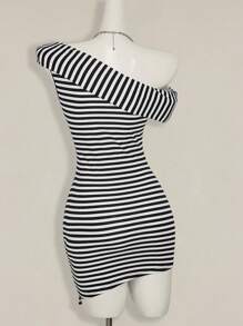 SHEIN ICON فستان قصير باكمام منقوش بنمط الشريط الأسود والأبيض غير متماثل الذيل مزود بحزام