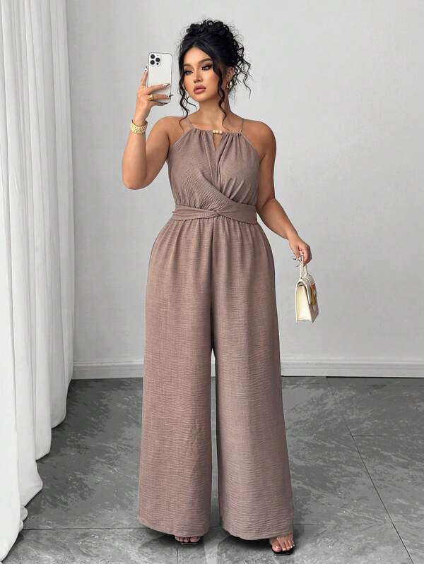 Elenzga Damen Große Größen Lässiger Khaki Plissee Stoff Träger Kreuz-Ausschnitt Perlenverzierung Taille Knopf und Schleife Design Jumpsuit, geeignet für Frühling/Sommer, Schule, Abschluss, Valentinstag, Musikfestivals, Muttertag, Halloween, Thanksgiving, Ostern, Nationalfeiertag, Galas, Dates, Partys, Hochzeiten, Outdoor-Ausflüge