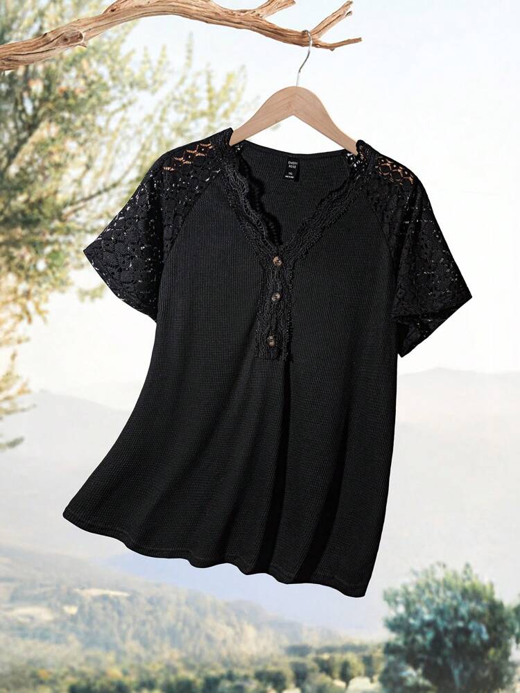プラスサイズの女性用夏物Tシャツ、レースとソリッドカラーをスプライシングしたVネックとバットウィングスリーブのカジュアルなTシャツ