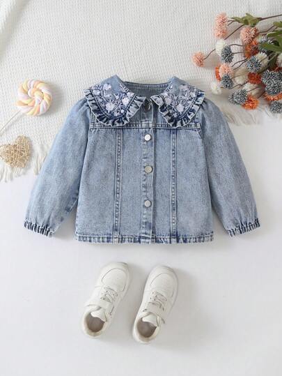 年轻女孩可爱复古浅蓝色牛仔布褶边白色刺绣花领修身款式柔软舒适材质，时尚日常休闲牛仔夹克，适合小女孩