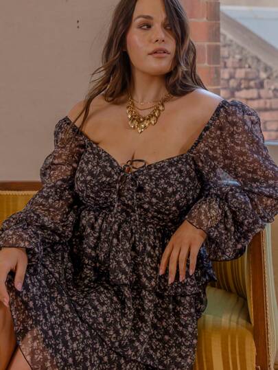 Aralina Vestido mini con volantes y detalles de cordones, con estampado floral de invierno con efecto curvo