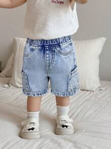 SHEIN Shorts en jean bleu clair décontractés, doux et mignons pour bébé garçon avec patch et poche latérale. Polyvalents pour le printemps/été, l'intérieur/extérieur et le port quotidien - Jean clair - Voir 4