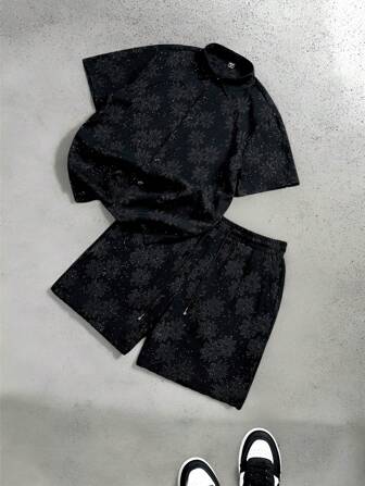 Manfinity EMRG Conjunto de pantalones cortos y camisa de manga corta con diseño a juego de textura de jacquard con girasol y destellos en negro, en un estilo casual de vacaciones. Con cintura elástica para comodidad, representa el romance casual francés. Este conjunto es perfecto para unas vacaciones en la playa de Hawai, así como para festivales de música y atuendos diarios, convirtiéndolo en un excelente regalo para novios o esposos. Conjunto de camisa de manga corta para hombres, moda adecuada para el verano, conjunto de pantalones cortos para hombres, conjunto de dos piezas para hombres, conjunto de pantalones cortos de 2 piezas para hombres