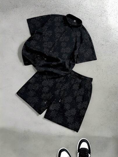Manfinity EMRG Conjunto de pantalones cortos y camisa de manga corta con diseño a juego de textura de jacquard con girasol y destellos en negro, en un estilo casual de vacaciones. Con cintura elástica para comodidad, representa el romance casual francés. Este conjunto es perfecto para unas vacaciones en la playa de Hawai, así como para festivales de música y atuendos diarios, convirtiéndolo en un excelente regalo para novios o esposos. Conjunto de camisa de manga corta para hombres, moda adecuada para el verano, conjunto de pantalones cortos para hombres, conjunto de dos piezas para hombres, conjunto de pantalones cortos de 2 piezas para hombres