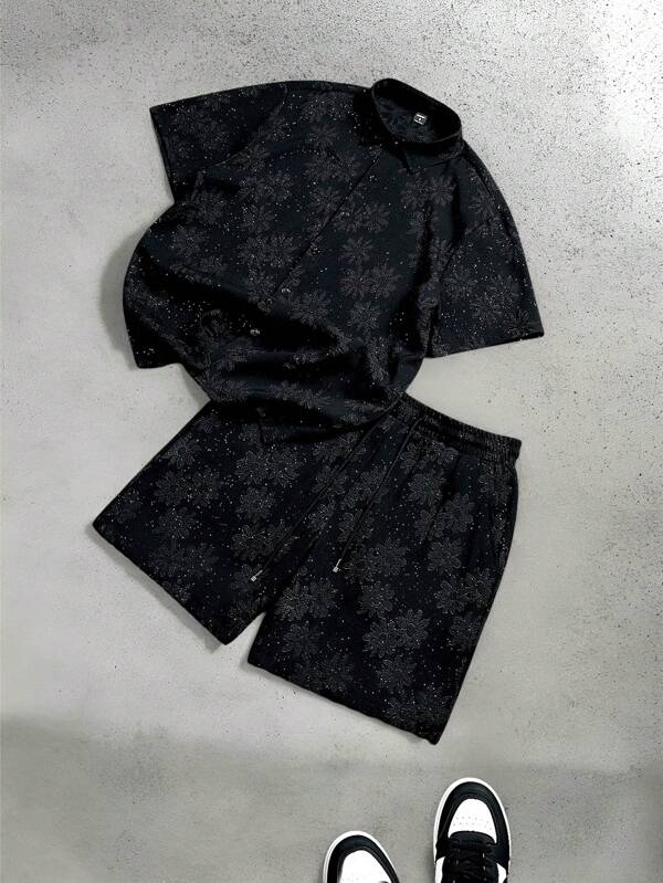 Manfinity Hypemode Stil casual bărbătesc de vacanță, asortat cu un set la modă cu cămașă cu mânecă scurtă și pantaloni scurți, cu jacquard cu textură de floarea-soarelui și design cu sclipici, în negru. Talia elastică adaugă confort acestei ținute elegante, întruchipând romantismul casual francez. Acest set este perfect pentru o vacanță la plajă în Hawaii, precum și pentru festivaluri de muzică și ținute de zi cu zi, fiind un cadou excelent pentru iubiți sau soți. Set cămașă bărbătească cu mânecă scurtă, la modă, potrivit pentru vară, set de pantaloni scurți bărbătești, set din două piese bărbătesc, set de pantaloni scurți bărbătești din două piese.