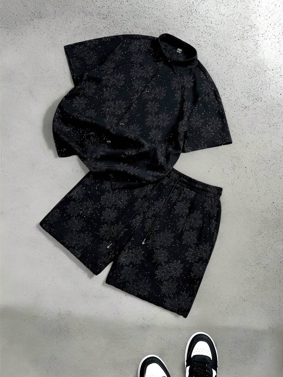 Manfinity EMRG 男士度假休闲风,INS风短袖衬衫短裤套装,黑色底色,饰以向日葵提花和亮片设计,时尚百搭。弹性腰带提升穿着舒适度,尽显法式休闲浪漫风情。这套服装非常适合夏威夷海滩度假、音乐节以及日常穿着,是送给男友或老公的绝佳礼物。男士短袖衬衫套装,时尚夏季之选,男士短裤套装,男士两件套,男士短裤两件套 - 黑色 - 查看 1