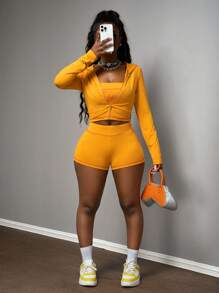 Slaydiva Conjunto de 3 piezas de top corto sin tirantes con capucha y cremallera, shorts mini ajustados en la cintura y chaqueta estilo festival bohemio en tela elástica de punto de contraste con estampado de letras en inglés, para uso casual diario, vacaciones en la playa, fiesta o calle, en colores amarillo y magenta, nuevo para primavera-verano 2025, estilo chic, sexy y dulce para mujer