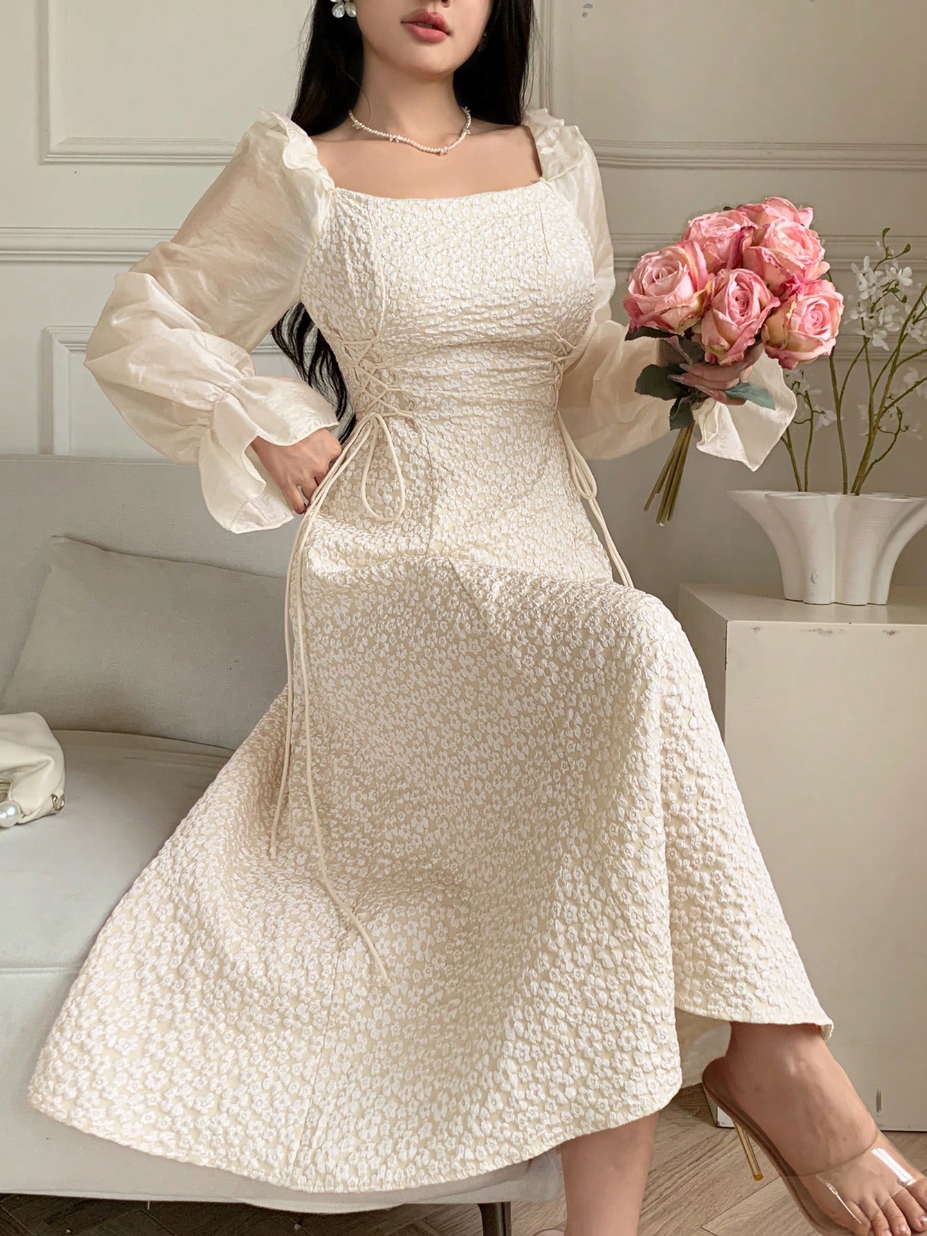 Modelyn فستان طويل بياقة مربعة وكشكشة على الذيل وأ...