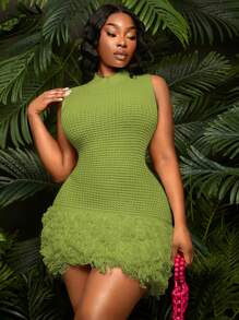 SHEIN SXY Robe moulante en tricot mini à encolure en V sans manches avec découpes et franges, pour femmes grandes tailles. Convient pour le port quotidien, les festivals de musique, les concerts, les fêtes de carnaval, les vacances à la plage, les sorties, les anniversaires, les enterrements de vie de jeune fille, les clubs. Mignonne, casual, à porter en shopping, en sortie. Facile à assortir et affinante, met la silhouette en valeur.