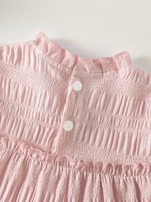 Babygirl 夏季浅蓝色甜美蝴蝶结刺绣蛋糕裙，小巧飘逸的袖子和荷叶边领口设计，优雅与可爱完美融合。胸前的蝴蝶结刺绣更添一丝俏皮。无论是阳光明媚的夏日外出，还是居家休闲，或是参加亲朋好友的聚会，这款连衣裙都是各种场合的终极之选。