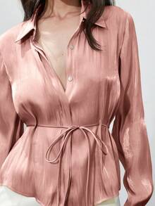 Aveloria Modichic 新款时尚优雅简约女式衬衫，采用闪亮缎带腰带设计，翻领，长袖，美观 - 粉色 - 查看 7