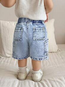 SHEIN Shorts en jean bleu clair décontractés, doux et mignons pour bébé garçon avec patch et poche latérale. Polyvalents pour le printemps/été, l'intérieur/extérieur et le port quotidien - Jean clair - Voir 2