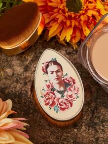 Frida Kahlo X SHEIN 1 pincel de maquillaje de base almacenable con gráficos de figura, cerdas curvadas sin aglomeración, maquillaje rápido, efecto de maquillaje ligero, fácil de almacenar, a prueba de polvo y fácil de transportar, artístico y elegante