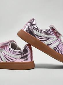 Solezae 女士复古足球风格缝线低帮 PU 金属粉色运动鞋 - 复古街头风格休闲鞋，带橡胶鞋底和折叠鞋舌