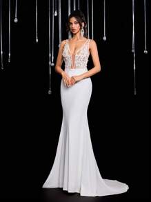 Glamrae 优雅奢华白色手工花卉贴花 3D 花朵 V 领露背腰镂空透明鱼尾裙，带拖尾，适合婚礼、场合、新娘礼服 - 白色 - 查看 6