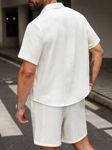 Manfinity Homme 夏季大码男士休闲纯色短袖衬衫和短裤套装 - 白色 - 查看 6