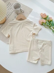 SHEIN Conjunto de Camiseta de Manga Curta de Gola Redonda Solta com Estampa de Texto "Em Minha Era de Criança" e Shorts Justos para Menina, Roupa Adequada para Primavera e Verão - Multicolorido - Visão 2