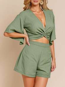 SHEIN Clasi Conjunto de 2 piezas de blusa de cuello en V con mangas con volantes y pantalones cortos -Conjunto elegante de moda para mujer para vacaciones, Pascua y verano