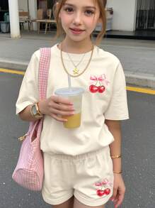 SHEIN Conjunto de 2 piezas de blusa de manga corta y pantalones cortos con estampado de lazo y cerezas minimalista retro estilo Kawaii para niñas preadolescentes, ideal para el verano relajado