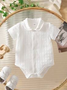 Souflis Souflis Pelele de manga corta blanco para bebé niño, de tela de jacquard de punto casual con diseño especial con recortes, cuello redondo clásico, cierre frontal con botones, fácil de poner, adecuado para uso en primavera/verano, bautizos o reuniones familiares formales (1M-24M), para todas las estaciones