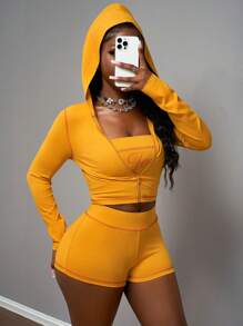 Slaydiva Conjunto de 3 piezas de top corto sin tirantes con capucha y cremallera, shorts mini ajustados en la cintura y chaqueta estilo festival bohemio en tela elástica de punto de contraste con estampado de letras en inglés, para uso casual diario, vacaciones en la playa, fiesta o calle, en colores amarillo y magenta, nuevo para primavera-verano 2025, estilo chic, sexy y dulce para mujer