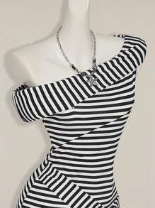 SHEIN ICON فستان قصير باكمام منقوش بنمط الشريط الأسود والأبيض غير متماثل الذيل مزود بحزام