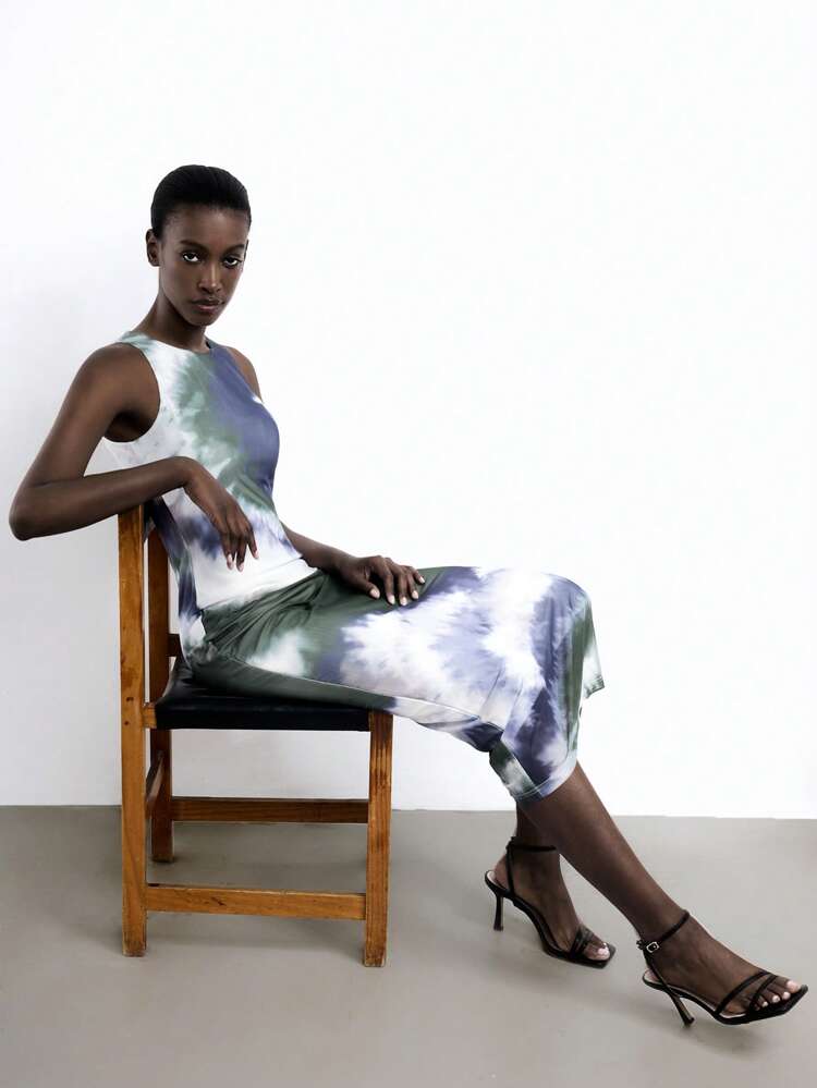 SHEIN Maija Abito da donna in tessuto plissettato a rete con stampa sfumata asimmetrica verde, nuovo per l'autunno/inverno 2025. Elegante e moderno, adatto per stile urbano romantico, raffinato rustico, Y2K, festival di musica country, vintage coreano, aeroporto, strada, matrimonio, compleanno, Ognissanti, casual d'ufficio, appuntamento, uscita, aeroporto, ritorno a scuola, autunno/inverno.