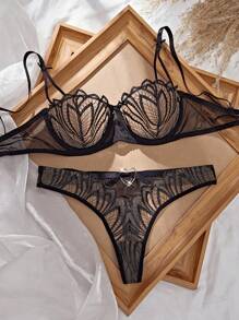 SHEIN 2 件心形设计蕾丝透视聚拢文胸和内裤套装，性感内衣