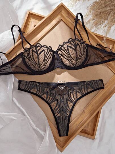 2 piezas Conjunto de sujetador push up y tanga de encaje transparente con diseño de corazón, lencería sexy