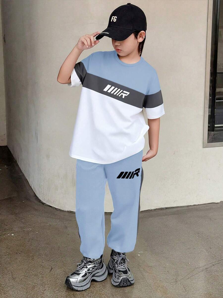 SHEIN Little Byeori 2 件套青少年男孩运动休闲套装,学院风格柔软时尚,休闲日常服装,撞色短袖 T 恤和松紧腰裤,适合秋季、春季、夏季,适合日常穿着、户外玩耍、学校、街头摄影、派对和居家休闲 - 淺藍色 - 查看 1