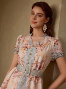 MOTF PREMIUM VESTIDO CON CINTURÓN DE CUELLO EN PICO CON ESTAMPADO FLORAL
