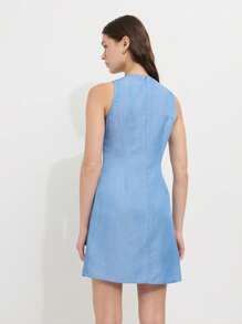 Nöista Robe mini sans manches d'un bleu doux avec des détails de nœuds éparpillés et une fente sur le côté. Mignonne et sans effort - Parfait pour les promenades sur la plage, les looks du 4 juillet ou les journées d'été ensoleillées. - Bleu azur - Voir 2