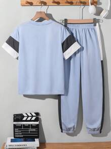SHEIN Little Byeori 2 件套青少年男孩运动休闲套装，学院风格柔软时尚，休闲日常服装，撞色短袖 T 恤和松紧腰裤，适合秋季、春季、夏季，适合日常穿着、户外玩耍、学校、街头摄影、派对和居家休闲 - 淺藍色 - 查看 2