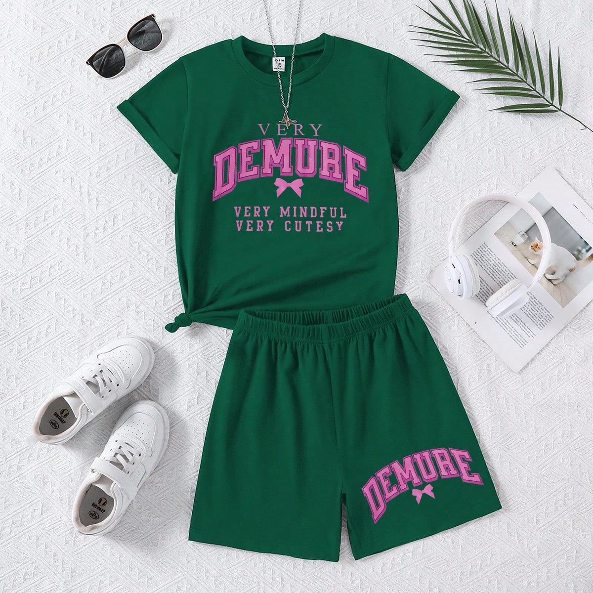 Set de 2 piezas para niñas con camiseta estampada cómoda y casual con lazo y letra emparejada con pantalones cortos deportivos negros, versátil par