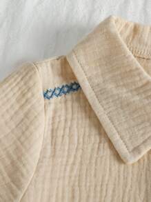 SHEIN Conjunto de 2 piezas para niño pequeño: Camisa de manga corta con bordado en contraste vintage y pantalones cortos, conjunto casual adecuado para salidas y ropa de verano para niños pequeños de 4 años, conjunto de traje para niños pequeños, conjunto casual para niños pequeños, conjunto a juego para niños pequeños - Albaricoque - Ver 5