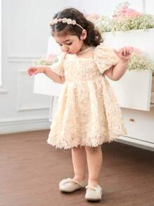 SHEIN 优雅可爱的杏色网眼碎花短袖女婴礼服