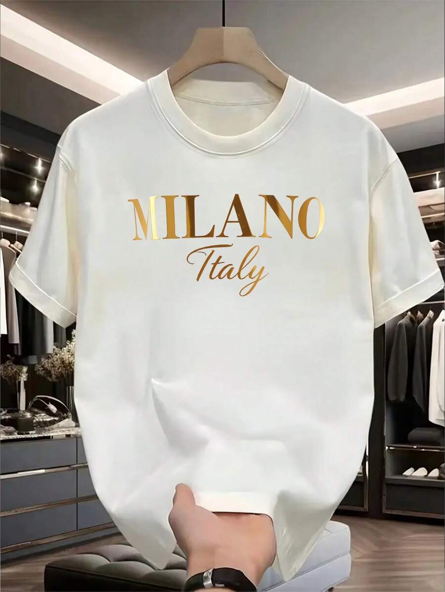 Camiseta de hombre de diseño moderno y elegante de lujo, con una gran letra mayúscula dorada brillante que dice "MILANO" y una fuente de color claro y elegante que dice "ITALY", camiseta regular de estilo simple para hombres
