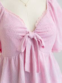 Soleia Blusa de manga corta con escote de corazón, volante en el bajo y lazo, de tela con textura y estampado floral, talla grande, para mujer, primavera - Rosa - Ver 4
