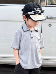 Camicia polo con colletto ricamato per ragazzo giovane e dinamico, caratterizzata da una tecnica di cucitura precisa al colletto e ai polsini per una maggiore durata e una lavorazione di alta qualità, adatta per uso quotidiano, scuola, uscite e eventi