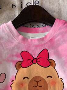 SHEIN 青春期女孩休闲可爱卡通水豚印花短袖短裤两件套服装，适合夏季度假，放松，轻松舒适，小花朵，休闲装，家庭出游季节，珍惜小快乐，度假童装，度假服装，婴儿必需品，清凉假期，舒适感觉，青春期女孩日常时尚 - 彩色 - 查看 4