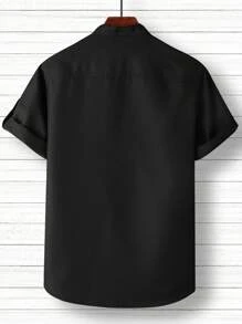 Manfinity Homme 男士寬鬆版型立領短袖襯衫 素色短版男士襯衫 男士短袖正裝襯衫 男士休閒襯衫 - 黑色 - 查看 2