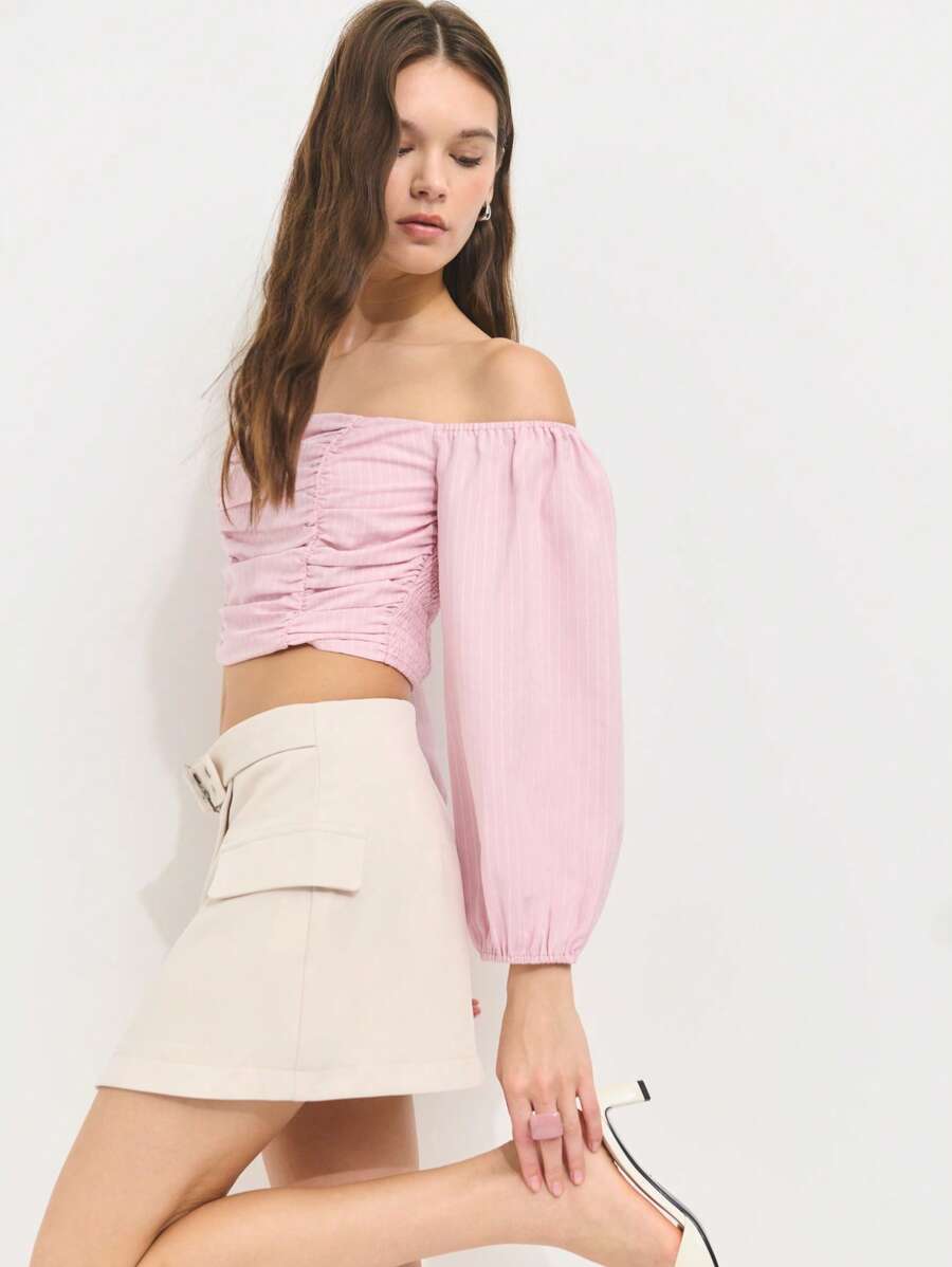 Nöista Top corto de hombros descubiertos rosa pastel con detalle fruncido en el frente y mangas abultadas de globo. Hecho de una tela ligera y transpirable para comodidad durante todo el día. Elegante, femenino, casual, primavera, verano, versátil, elegante. - Rosa - Ver 1