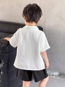 Ensemble décontracté d'été pour tout-petits garçons : chemise à col plissé en tissu texturé mode simple à manches courtes et short à jambe droite en 2 pièces - Noir et Blanc - Voir 2