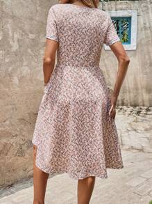 SHEIN Clasi Váy midi họa tiết hoa gỗ cổ chữ V, tay ngắn, cạp chun, mềm mại, dáng chữ A, thanh lịch để mặc hàng ngày, mùa xuân/hè - Nhiều màu - Xem 2